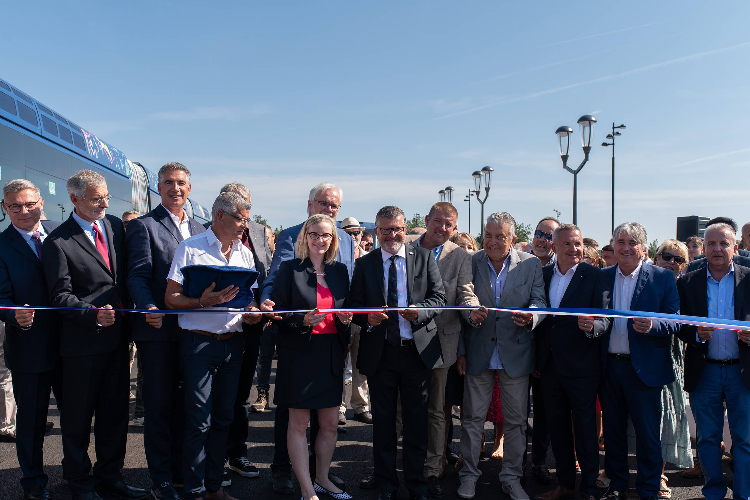 Inauguration de l’extension <br>du Tram'Bus T2 à Nîmes 4-inauguration-t2-nouveau-reseau-tango-decoupe-ruban-extension-t2-paloma-_2022-08-29-credit-nimes-metropole