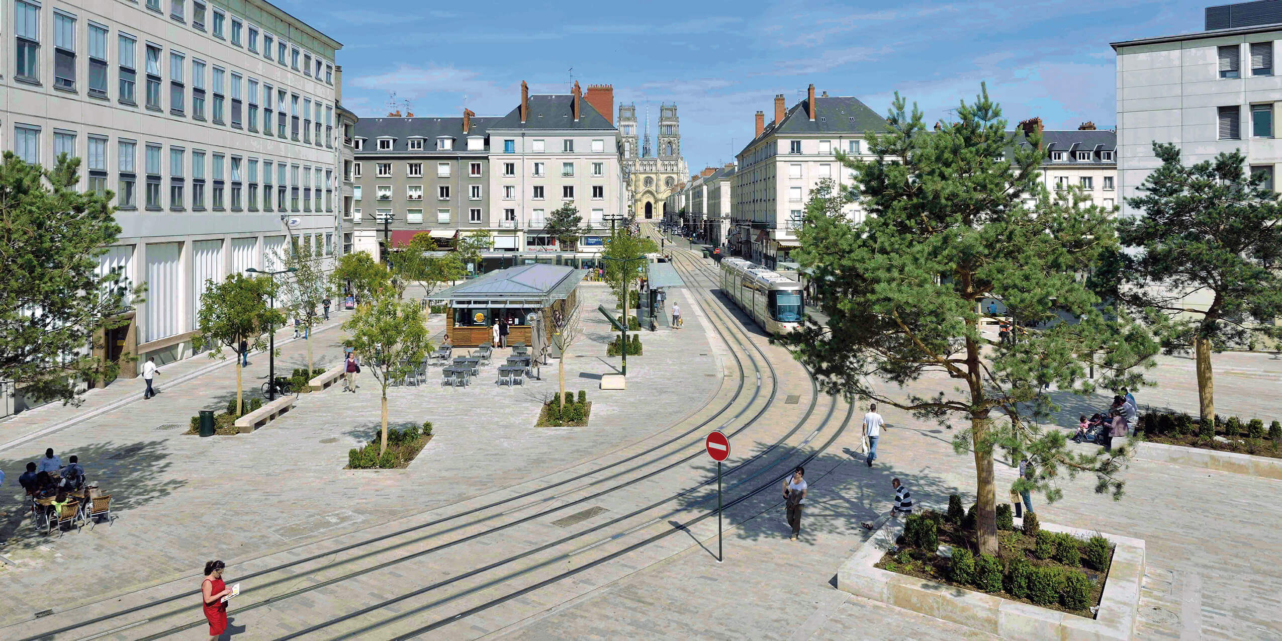 Cléo, en vert et blanc orl_place-charles-de-gaulle_photo1